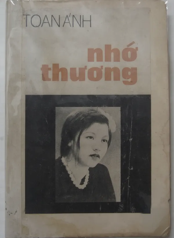 Ảnh chụp bìa cuốn Nhớ Thương, 1970: tên TOAN ÁNH, tựa sách và chân dung người vợ của tác giả