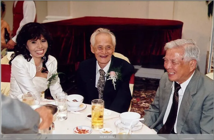 Ảnh Toan Ánh cùng gia đình trong đám cưới năm 2004
