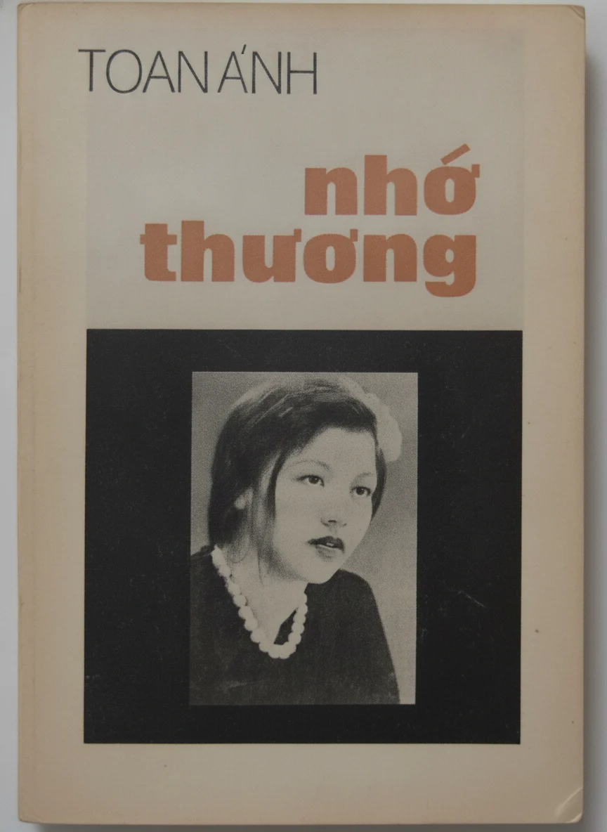Ảnh chụp cuốn Nhớ Thương, 1970, còn nguyên bìa bọc: tên TOAN ÁNH, tựa sách và chân dung người vợ của tác giả